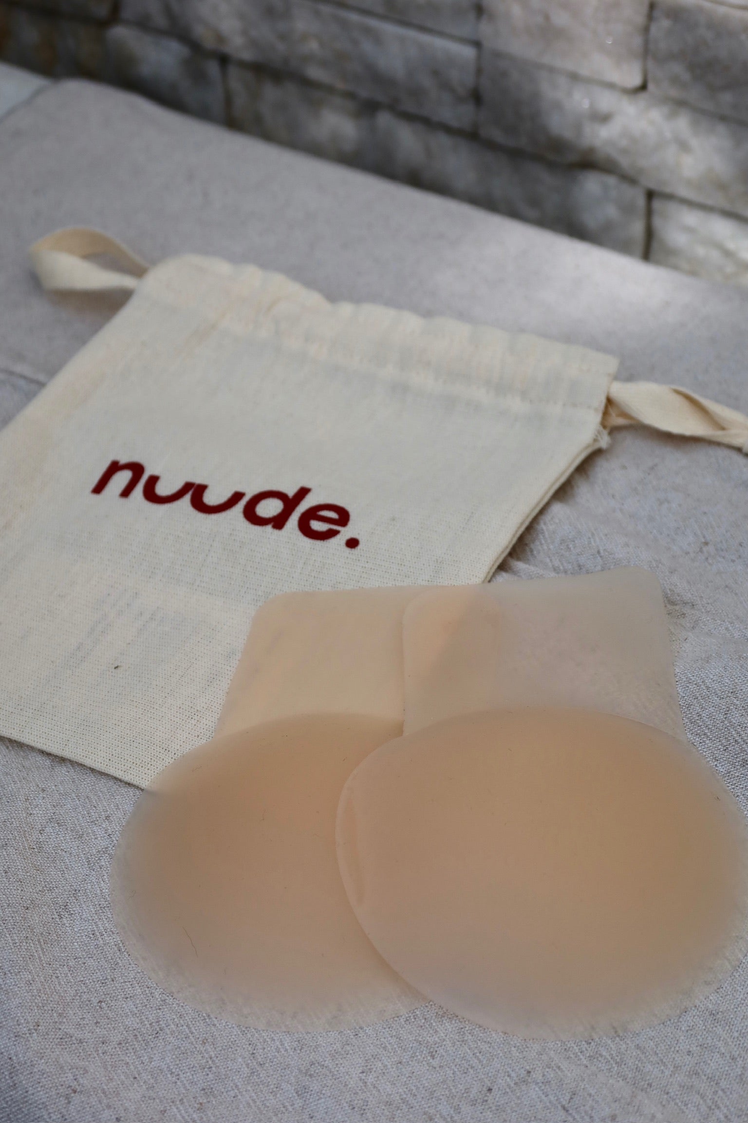 nuude.